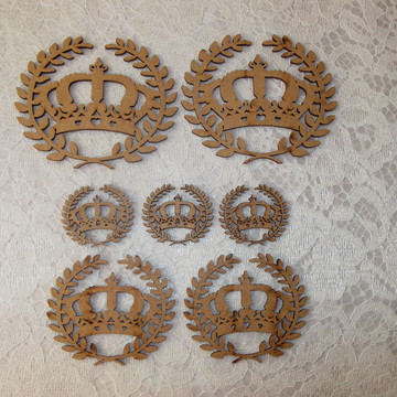 Aplique de coroa com ramos para kit higiene com 7 pçs