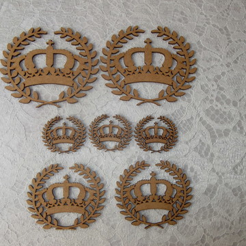 Aplique de coroa com ramos para kit higiene com 7 pçs