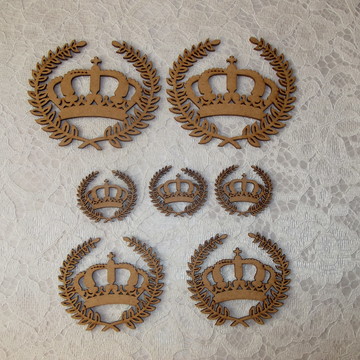 Aplique de coroa com ramos para kit higiene com 7 pçs