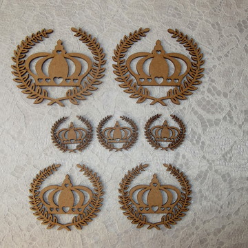 Aplique de coroa com ramos para kit higiene com 7 pçs