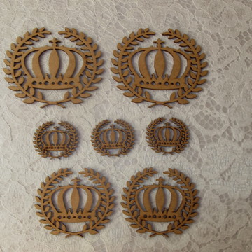 Aplique de coroa com ramos para kit higiene com 7 pçs