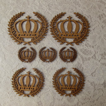 Aplique de coroa com ramos para kit higiene com 7 pçs