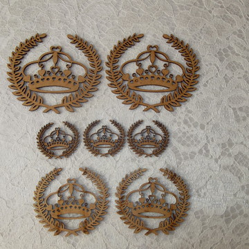 Aplique de coroa com ramos para kit higiene com 7 pçs