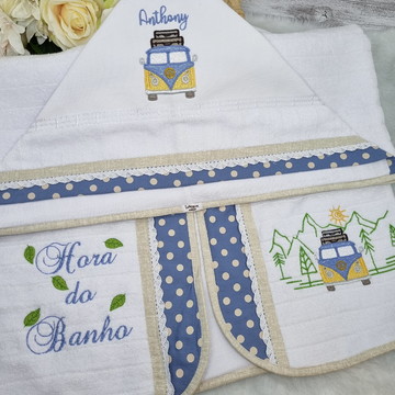 Toalha com capuz forrada com fralda.
