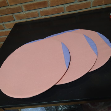 Kit com 3 sousplat em mdf com capa de tecido removível