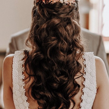 Arranjo de cabelo / grinalda de flores realista