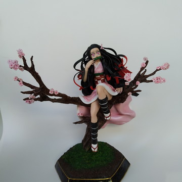 Boneca Colecionável Nezuko Kamado Demon Slayer Base Decorada