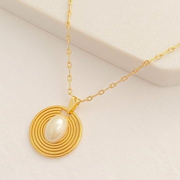 Colar corrente com pingente de círculo trabalhado com pérola