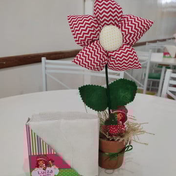 Arranjo vaso com flor tecido