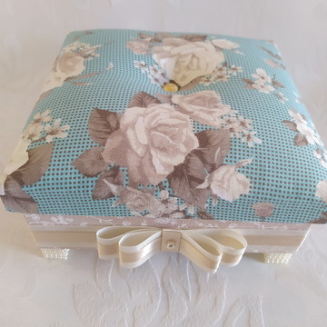 Caixa de mdf revestida com tecido com tampa almofadada