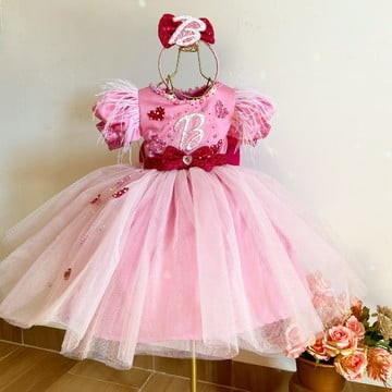 Com vestido de Led ou de princesa, Barbie conquista meninas