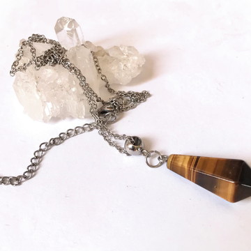 Cordão colar em aço inox com pingente com olho de tigre