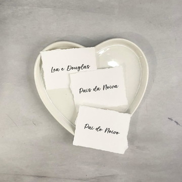 Tags com nomes e borda rústica