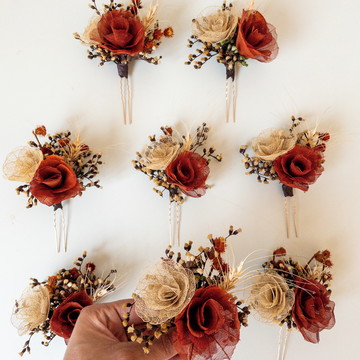 Arranjos de cabelo com flores desidratadas