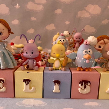 Cubos em mdf com apliques de biscuit da galinha confeitaria