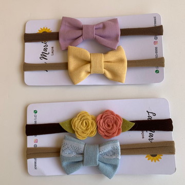 Kit com 4 faixinhas com laço de tecido e flor de feltro.