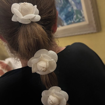 Kit com 3 elásticos com camélias de linho