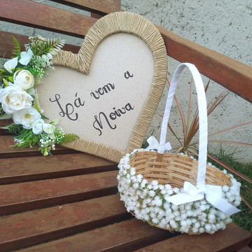 Cesta florista e plaquinha coração la vem a noiva