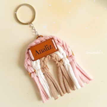 Chaveiro arco-íris de crochê personalizado - lembrancinha