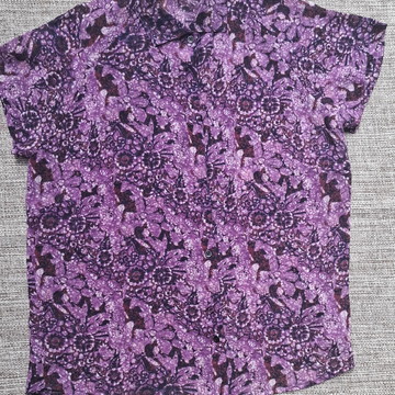 Blusa de mussoline estampada com roxo e com colarinho