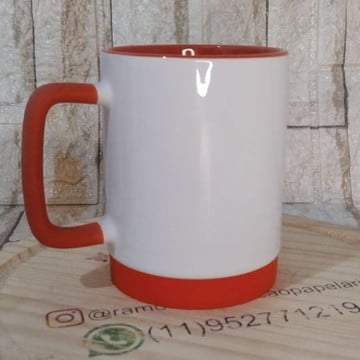 Caneca branca com alça com cor , e base em silicone colorido