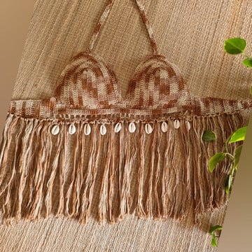 Cropped marrom de crochê top com franjas marrom com bojo