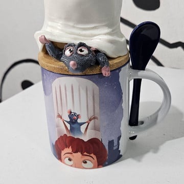 Caneca ratatouille com tampa do remy (modelo com colher)