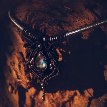 Colar de macrame com labradorita