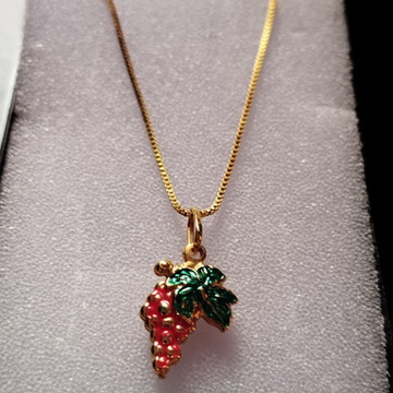 Colar com pingente cacho de uva banhado a ouro 18k