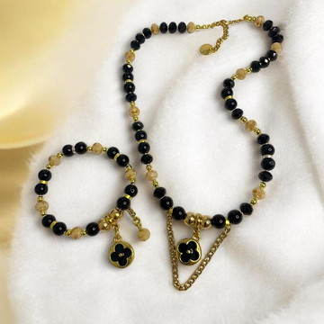 Conjunto colar e pulseira ônix com pingente trevo preto