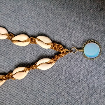 Colar em macramê com buzios e pedra da lua