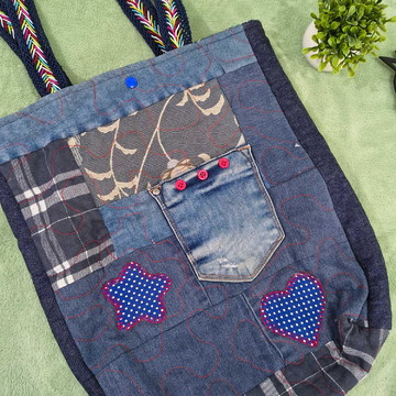 Bolsa tipo ecobag em patchwork jeans