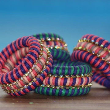 Argola colorida com strass