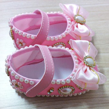 Sapatinho Rosa c Pérola c/ Strass e Laço