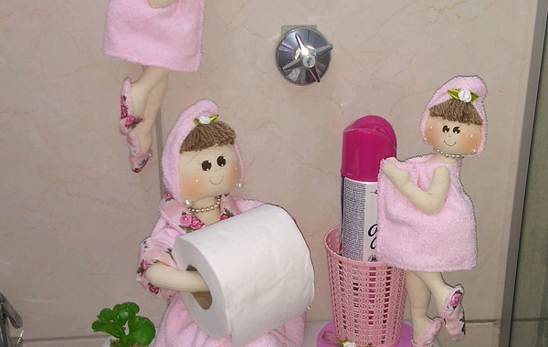 Kit boneca de pano porta papel higiênico mais jogo de tapete