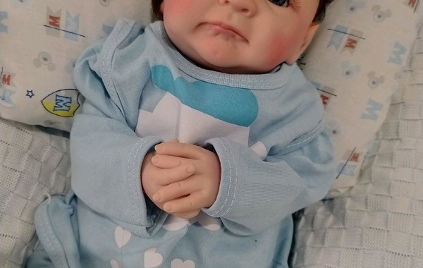 Bebê Reborn Menino Olhos fechados sorrindo – Caio – Pano – 50cm