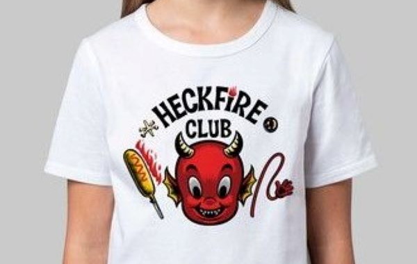 Camiseta Raglan Hellfire 27 Club tamanho adulto na cor branca com