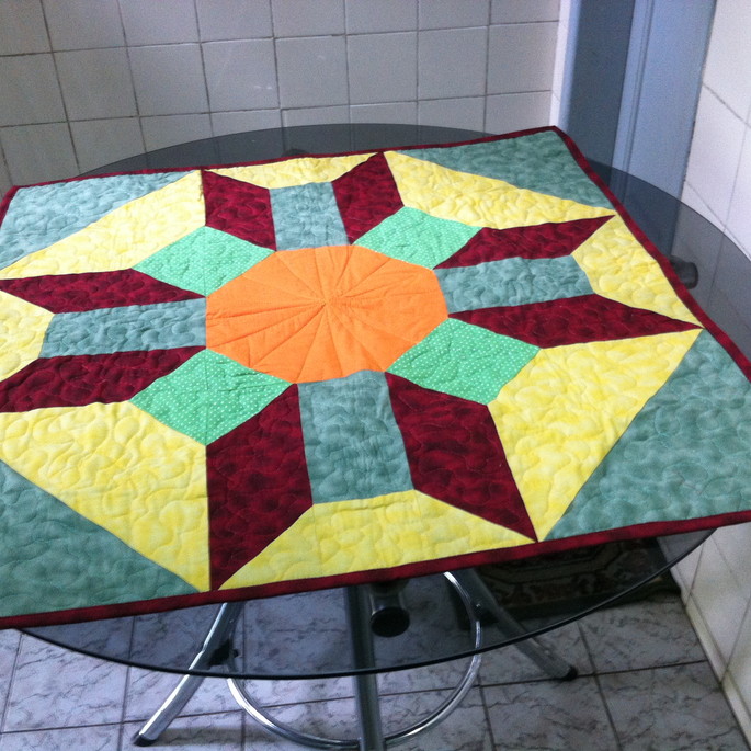 Imagem 1 - Toalha de mesa de patchwork