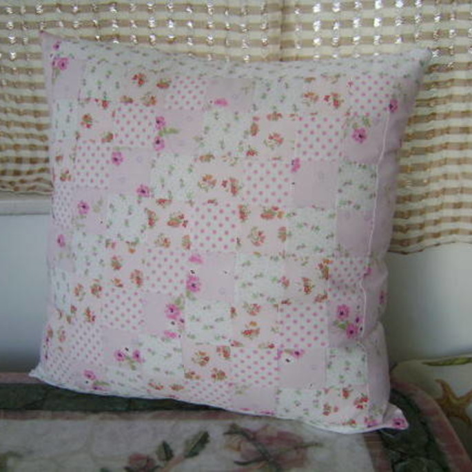 Imagem 1 - Almofada Patchwork Delicada 42cm