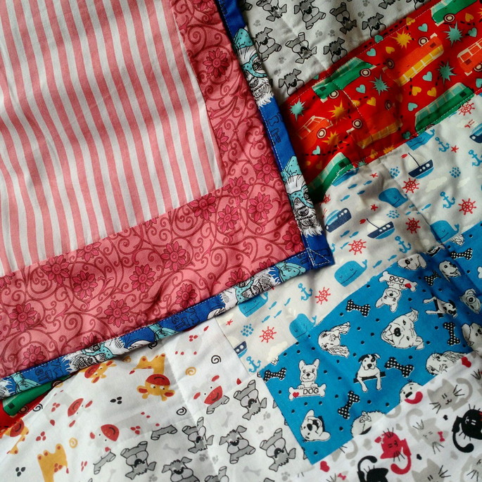 Imagem 1 - Edredom Patchwork Vermelho e Azul