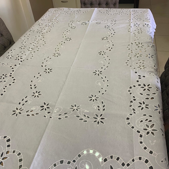 Imagem 1 - Toalha de mesa de rechilier-6 lugares-Branca