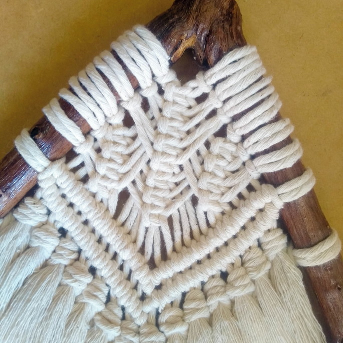 Imagem 2 - Painel triangular em macramê