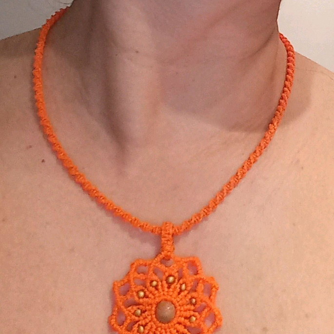 Imagem 1 - Colar macrame com pingente mandala com pedra unaquita 10mm