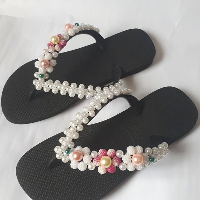 Imagem 2 - Chinelo customizado com pérolas