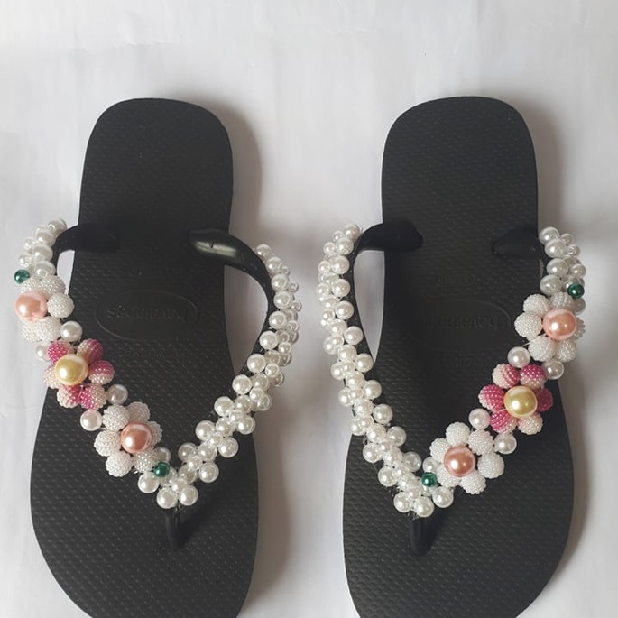 Imagem 3 - Chinelo customizado com pérolas