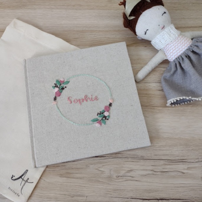 Imagem 3 - Livro do Bebê Círculo de Flores Bordado a Mão