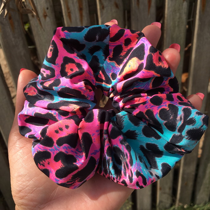 Imagem 5 - Scrunchie Rabicó Frufru Grande em Malha com Elástico