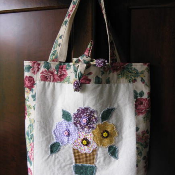 Imagem 1 - Bolsa floral em patchwork com aplique