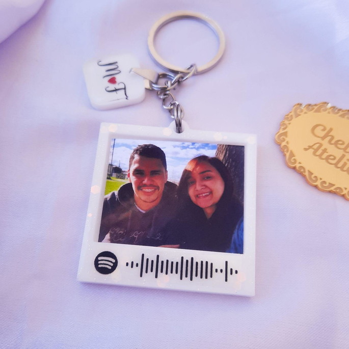 Imagem 3 - Chaveiro Polaroid com Cod. SPOTIFY + Pingente Iniciais