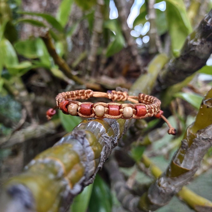 Imagem 1 - Pulseira Macramê Dourada com Flores de Madeira